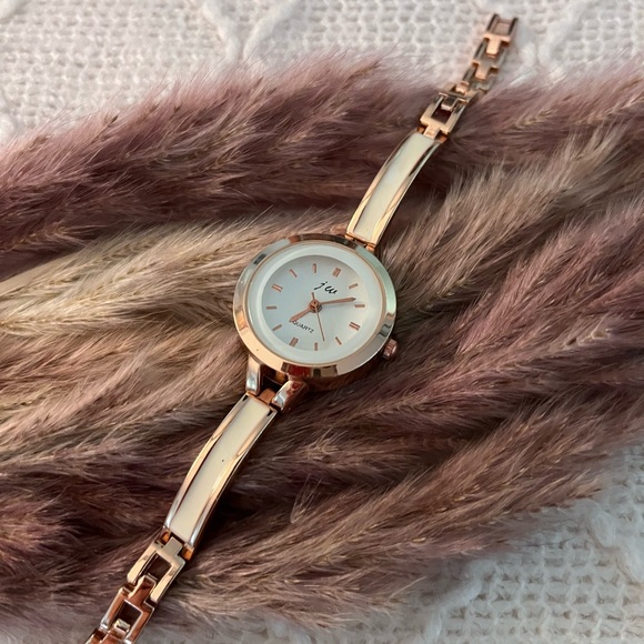 Rosegold Quartz‎ Link Timepiece - Picture 2 of 8